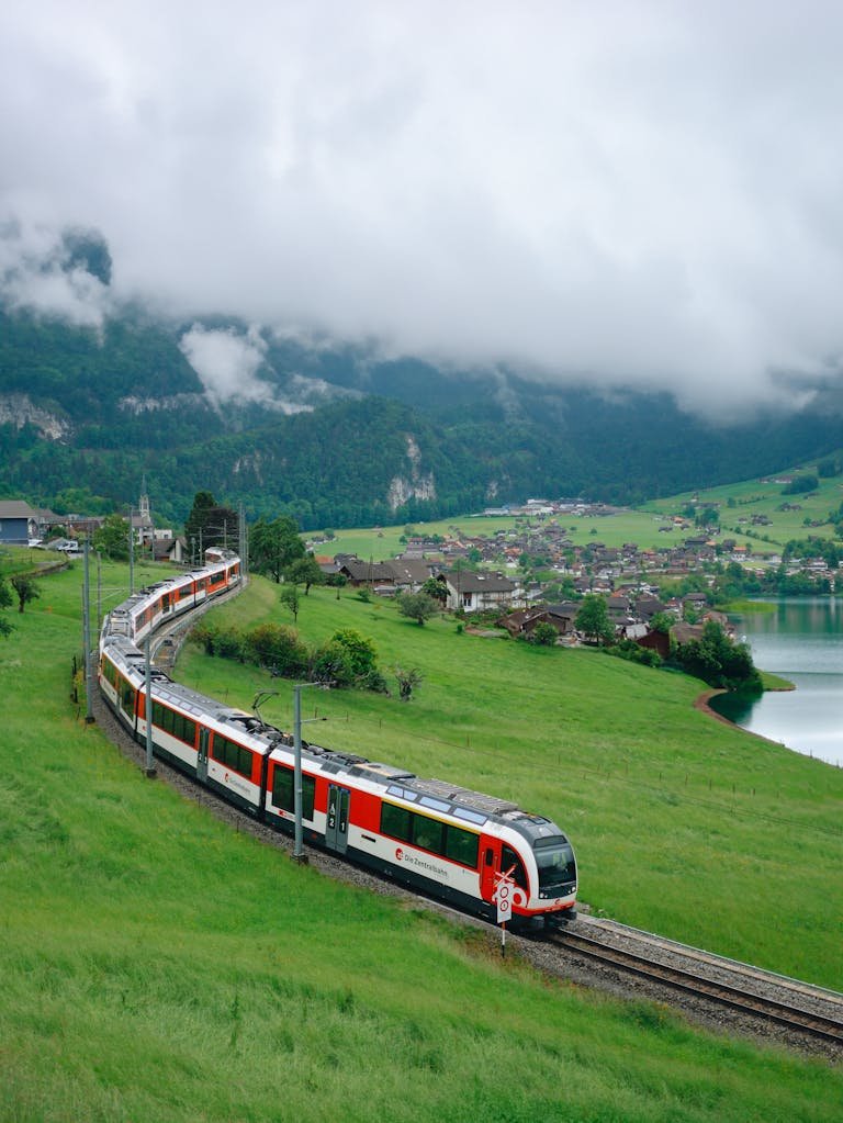 Viajes sostenibles en tren por Europa.